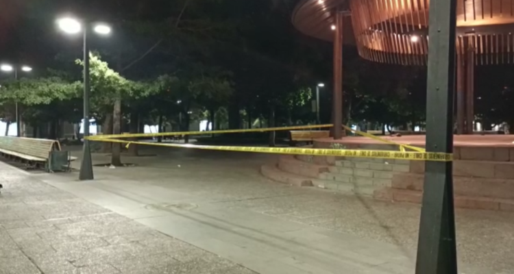 PDI indaga presunto secuestro cometido en la Plaza de Armas de Santiago: autores realizaron disparos