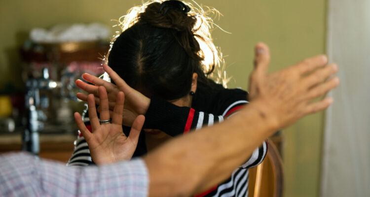 Sentencian a 3 años de cárcel efectiva a hombre por VIF: agredió a expareja y a tres carabineros