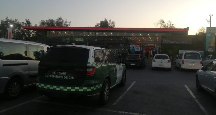 Hombre termina herido tras robo de vehículo en un servicentro de la Costanera Norte