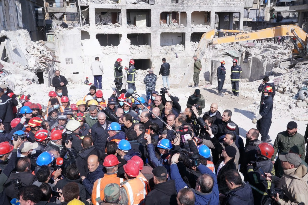 Presidente de Siria visitando zona afectada por el terremoto en Alepo