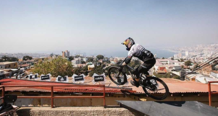 Tomas Slavik registra su descenso en la cámara 360°.