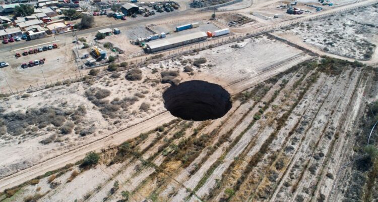 Socavón en Tierra Amarilla: SMA dicta nuevas medidas a minera Ojos del Salado por filtraciones de agua