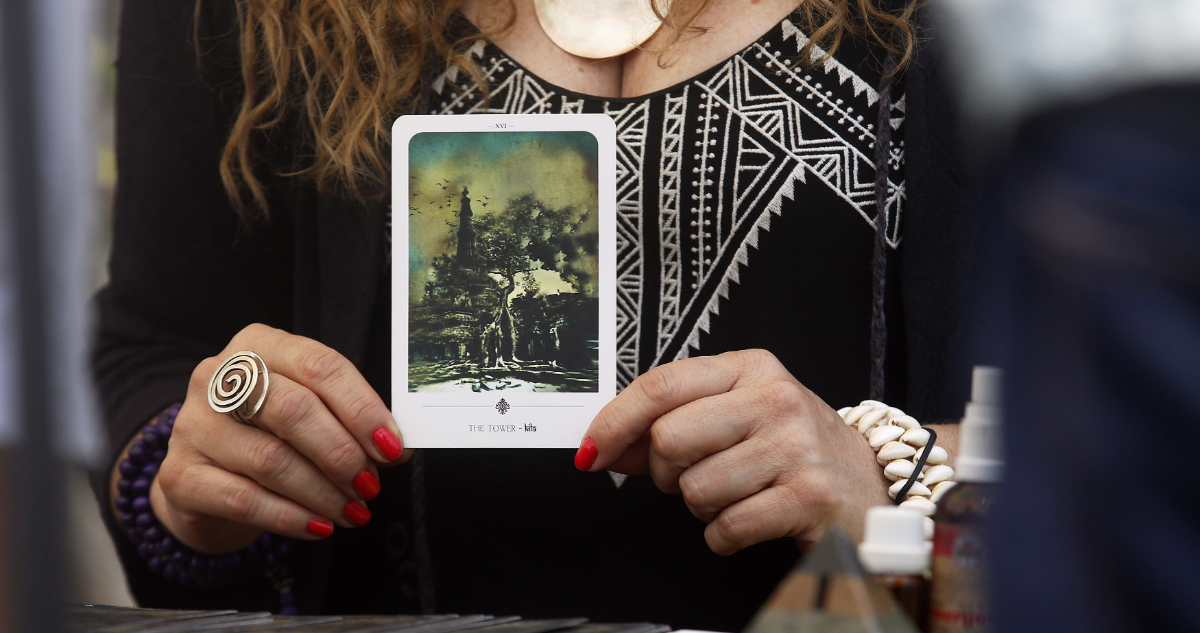 Acusan a tarotista de estafar a cliente por $8 millones tras “ritual” contra magia negra en Magallanes