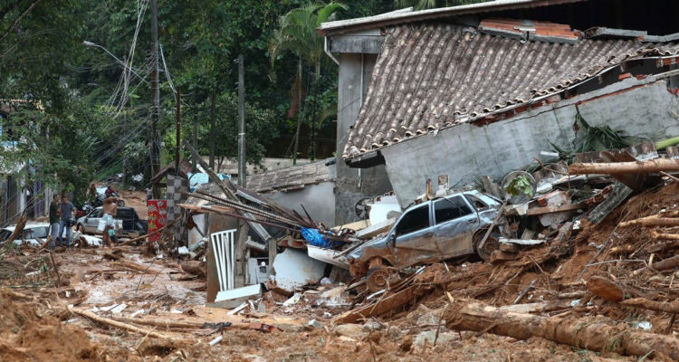 Rescatistas buscan sobrevivientes tras temporal en Brasil que deja 40 muertos y 2.500 evacuados