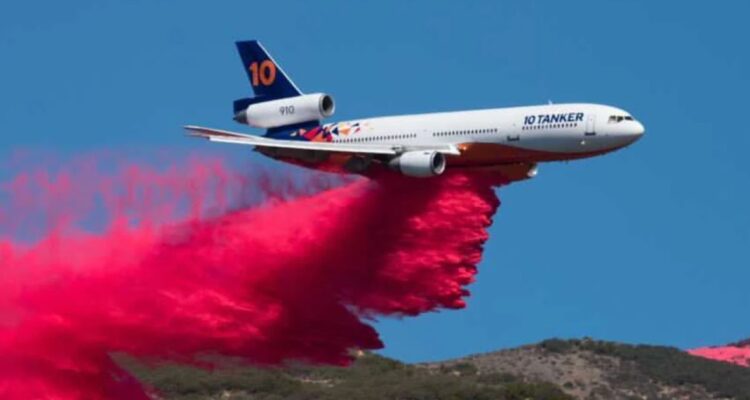 Qué es, cómo funciona y de dónde viene el Ten Tanker, el avión que combatirá incendios forestales en Chile