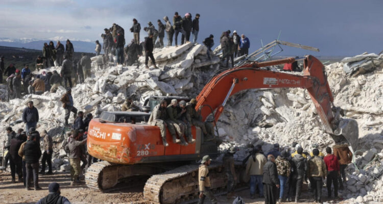 Terremoto en Siria: hombre busca a 30 familiares sepultados por los escombros
