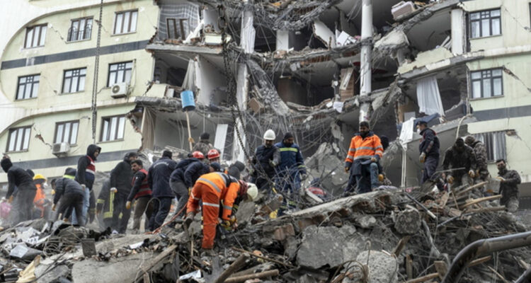 “Los edificios caen como arena”: chilena en Turquía relata dramáticas horas tras el terremoto