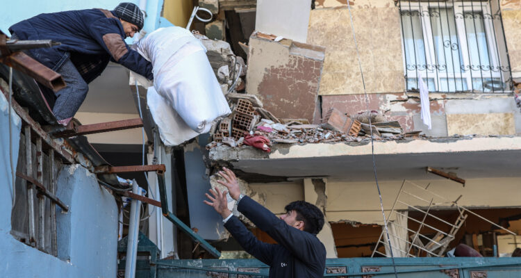Turquía prohíbe a empresas ubicadas en zonas afectadas por terremoto despedir a trabajadores