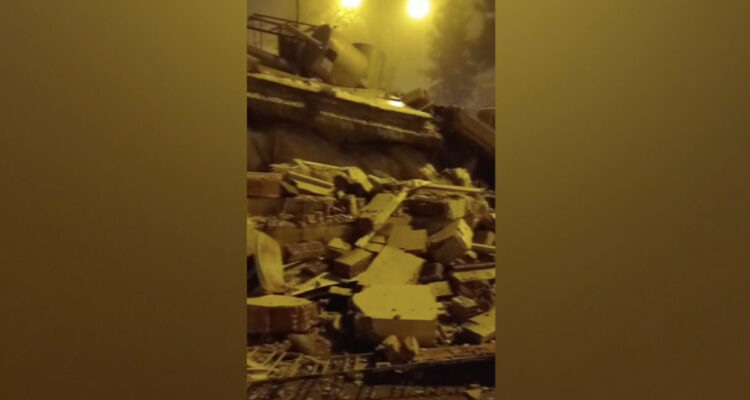 Terremoto sacude a Turquía: se reporta colapso de casas y edificios con personas atrapadas