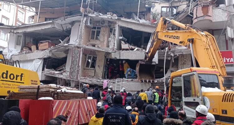 Más de 300 muertos deja potente terremoto de magnitud 7,8 en Turquía y Siria