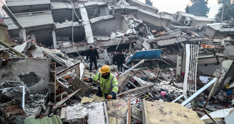 Ascienden a más de 9.600 los muertos y 45 mil los heridos por los terremotos en Turquía y Siria