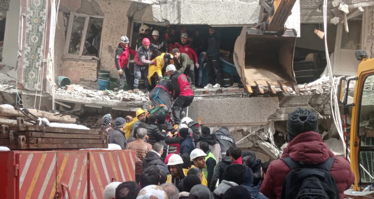Cifra de muertos se eleva a 4.300 tras devastadores terremotos en Siria y Turquía
