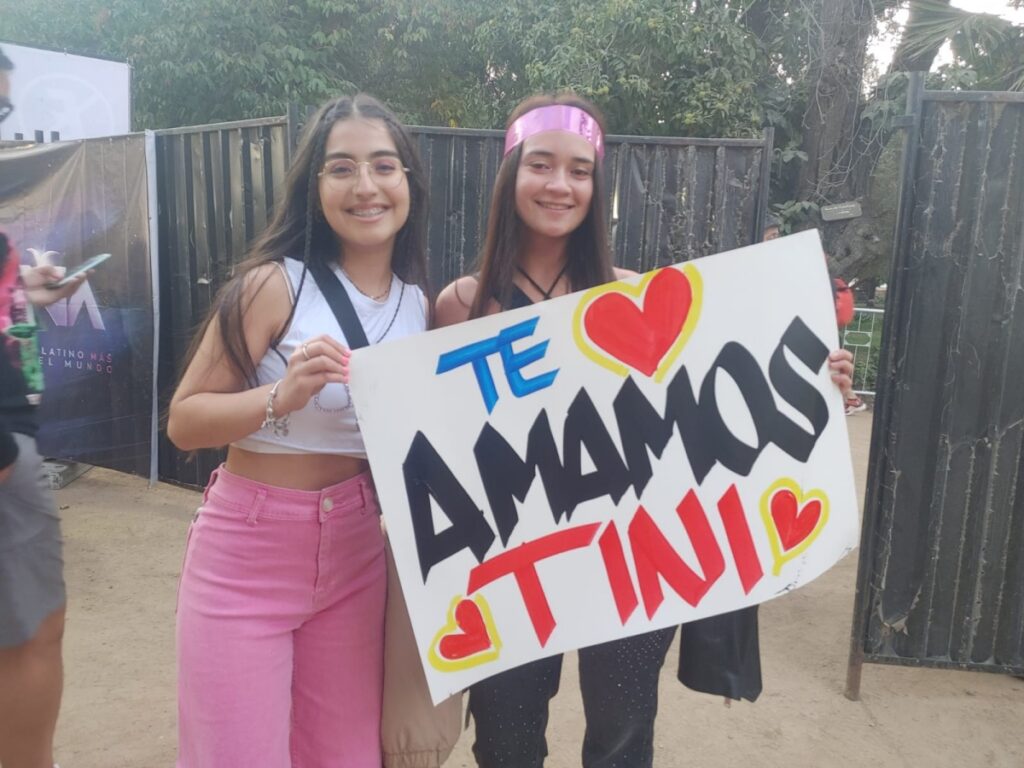 Fans tiñen de rosado la Quinta Vergar para esperar la presentación de Tini