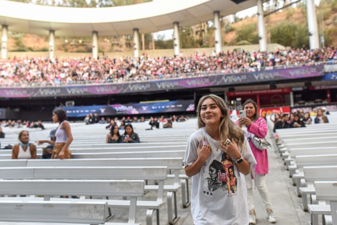 Fans tiñen de rosado la Quinta Vergar para esperar la presentación de Tini