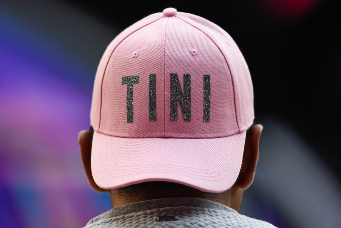 Fans tiñen de rosado la Quinta Vergar para esperar la presentación de Tini