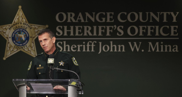 Conferencia de prensa del alguacil del Condado de Orange, John Mina, en Florida, tras los tiroteos.