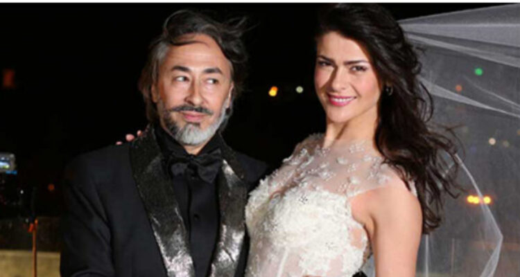 Marco Antonio López, conocido como Parived, posa junto a Tonka Tomicic el día de su matrimonio.