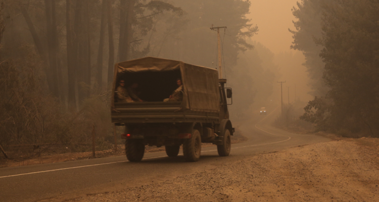 Camión del Ejército patrullando en Nacimiento por incendios forestales.