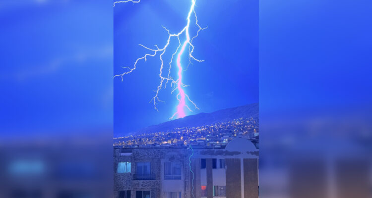 Captan momento exacto de impactante tormenta eléctrica en Antofagasta