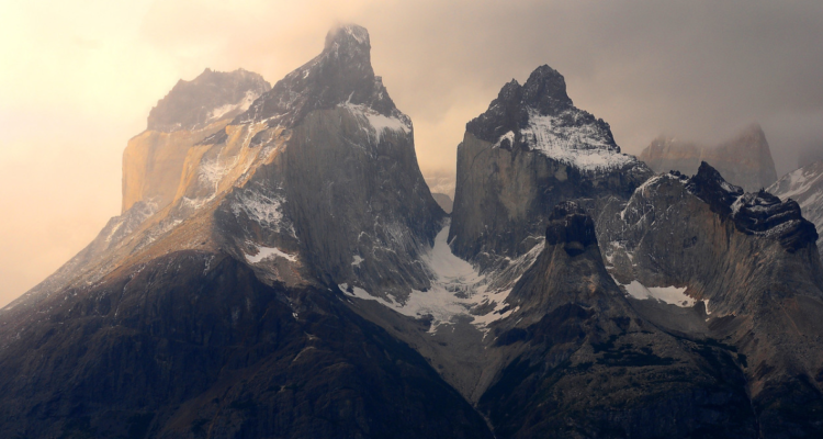 Sigue búsqueda de trabajador desaparecido en Torres del Paine tras querer rescatar sombrero de turista