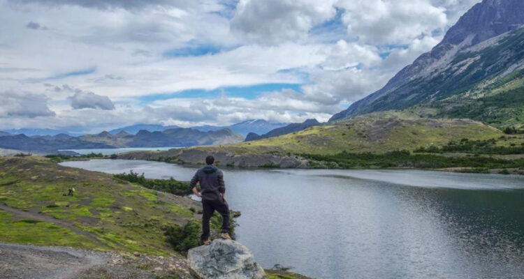 Intensifican búsqueda de trabajador en lago de Torres del Paine: quiso rescatar sombrero de turista