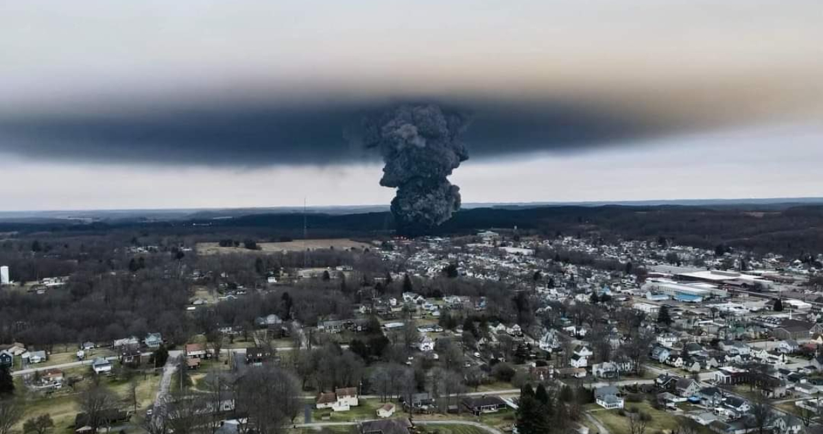 Tren de Ohio accidente libera material tóxico, riesgo de peligrosa explosión y miles de evacuados