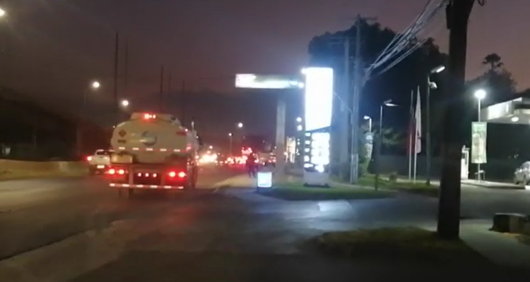 Turba de diez personas intenta tomarse servicentro