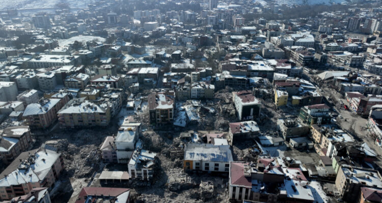 Turquía iniciará la reconstrucción de 84.000 edificios derrumbados en marzo