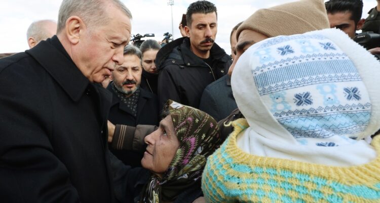 Erdogán ante víctimas el terremoto en Turquía.