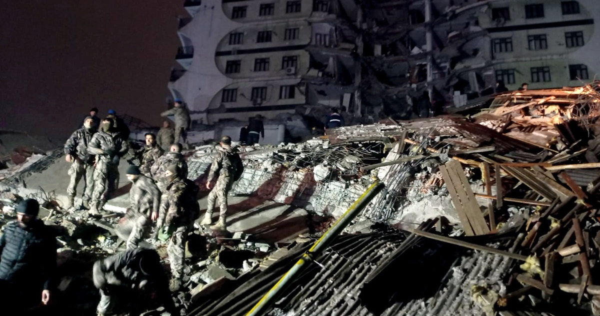 Militares buscan sobrevivientes en las ruinas de un edificio derribado por el terremoto en Turquía.