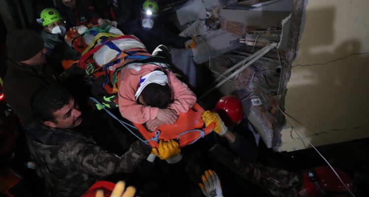 Fotografía de una mujer siendo rescatada de los escombros dejados por el terremoto en Turquía.