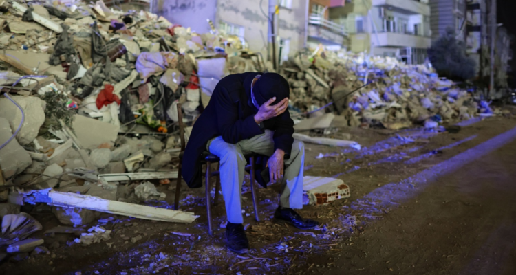 Un hombre se lamenta entre los escombros del nuevo terremoto en Turquía.