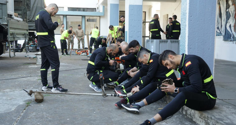 Fotografía cedida por la Unidad Militar de Emergencias (UME) de España de sus miembros durante tareas de mantenimiento en sus herramientas utilizadas para extinguir los incendios en Concepción. Parte de la ayuda enviada por la Unión Europea.