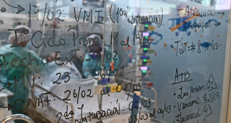 Agencia Uno | Contexto: urgencia hospitalaria.