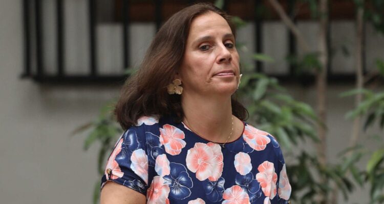 Urrejola adelanta regreso de sus vacaciones por incendios forestales: se encontraba en Costa Rica