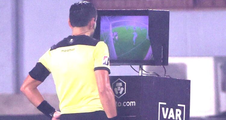 La FIFA prueba innovadora modificación en el fútbol: el ‘VAR en directo’