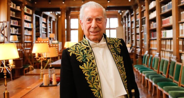 Vargas Llosa entra en la Academia Francesa: “La novela salvará la democracia o se hundirá con ella”