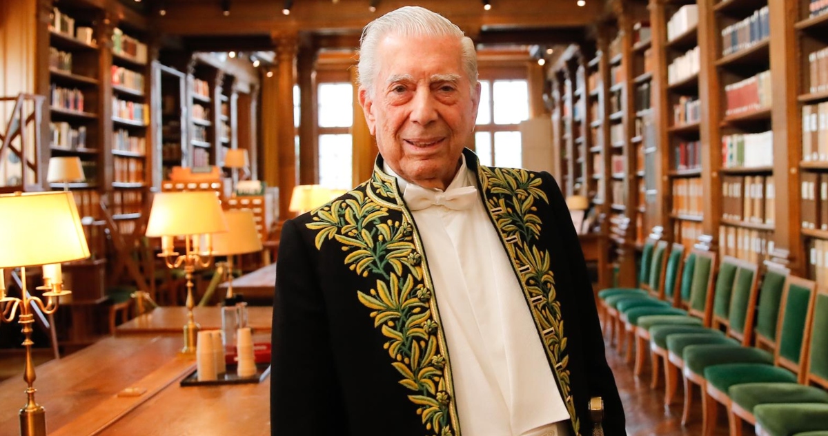 Vargas Llosa entra en la Academia Francesa: “La novela salvará la democracia o se hundirá con ella”