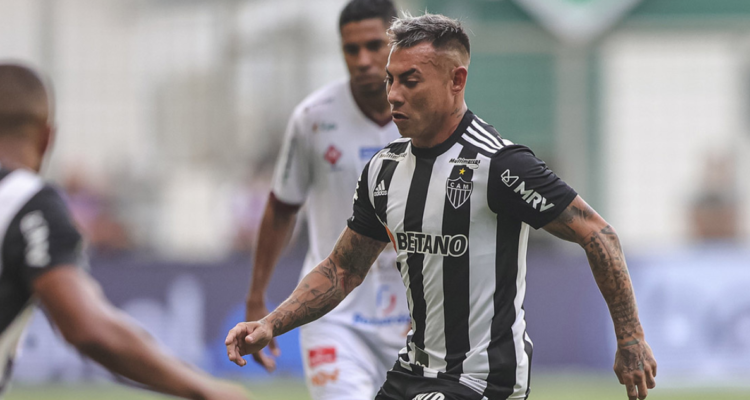 Eduardo Vargas anota un golazo en su debut goleador de la temporada.