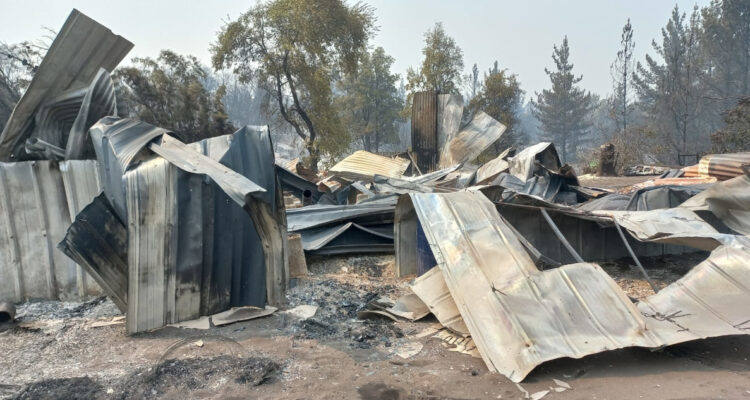 Vecino de Tomé resulta herido de gravedad tras quemarse su vivienda