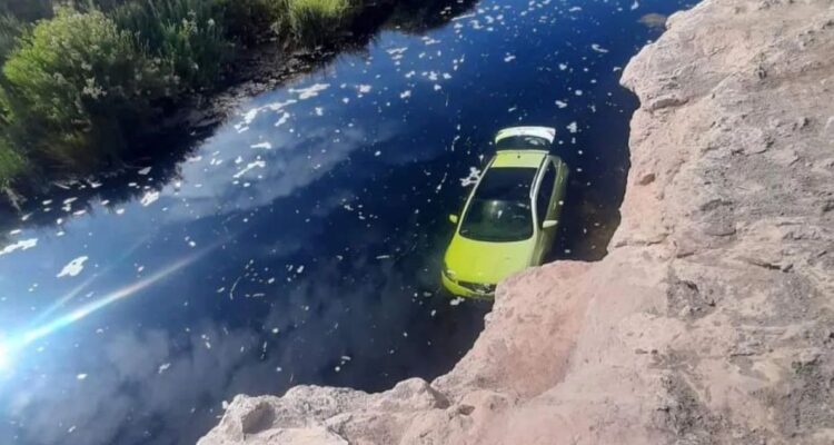 Vehículo termina sumergido en río Loa en Calama: conductor habría perdido control del móvil