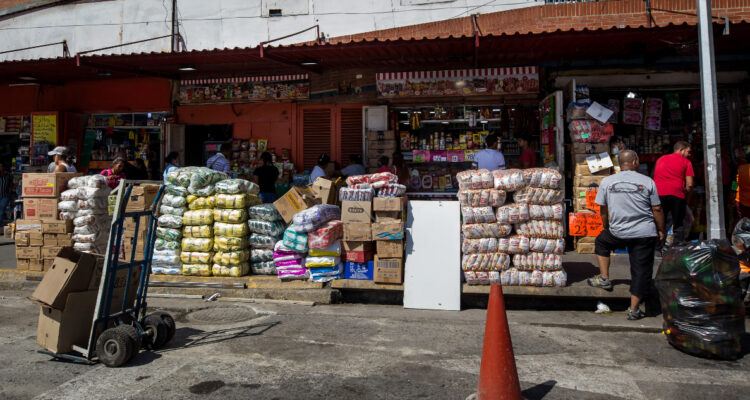 Venezuela nuevamente al borde de la hiperinflación: la tasa de inflación anualizada estaría en 440%