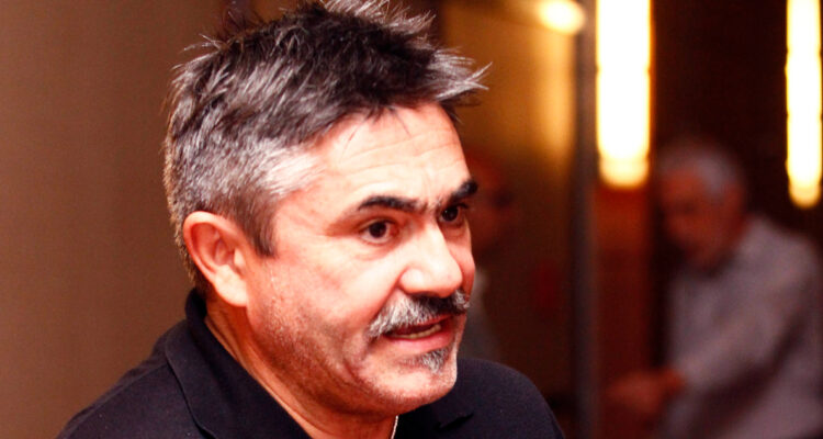 El director Vicente Sabatini mira hacia un costado serio. El productor demando a Anatel y a su competencia directa de querer sacarlo del mercado audiovisual.