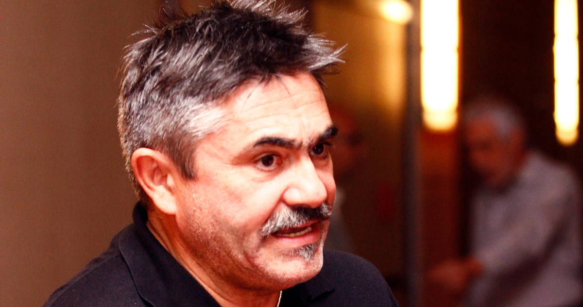 El director Vicente Sabatini mira hacia un costado serio. El productor demando a Anatel y a su competencia directa de querer sacarlo del mercado audiovisual.