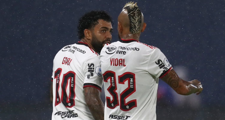 Arturo Vidal aprueba en la Recopa Sudamericana.