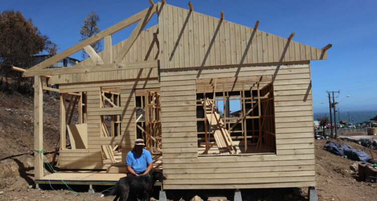 Gobierno denuncia que empresas proveedoras de viviendas de emergencia aumentaron sus precios