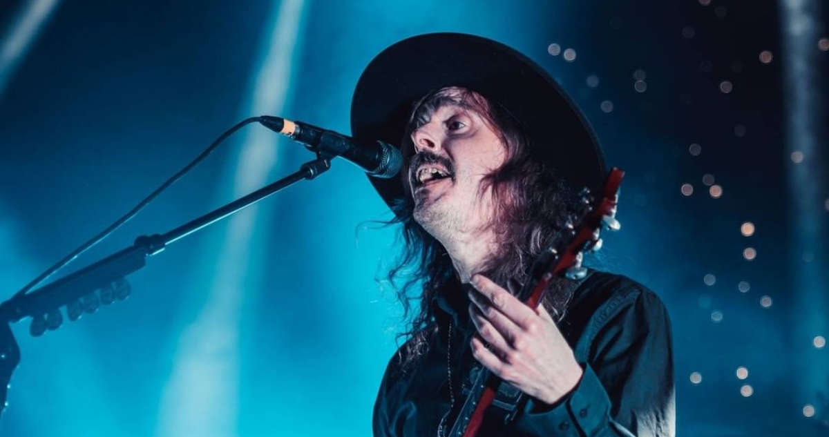 El vocalista de Opeth, Mikael Åkerfeldt cantando en un concierto. La banda denunció un robo en Santiago.