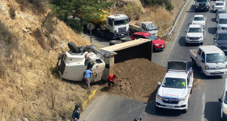 Un lesionado deja volcamiento de camión con carga de arena en camino internacional en Viña del Mar