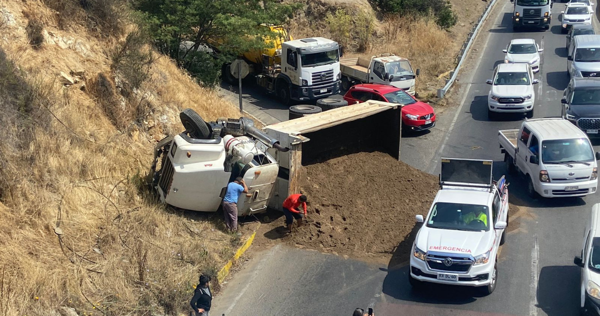 Un lesionado deja volcamiento de camión con carga de arena en camino internacional en Viña del Mar