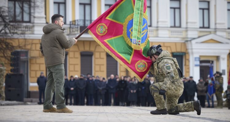 Volodimir Zelenski, presidente de Ucrania, conmemorando el aniversario de la guerra.